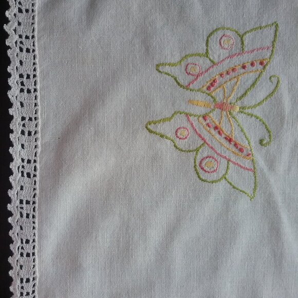 Vintage Butterfly Motif Table/Dresser Scarf - Picture 3 of 7